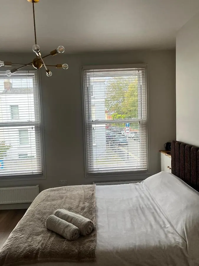 The Curious Apartment, Cheltenham Bed & Breakfast